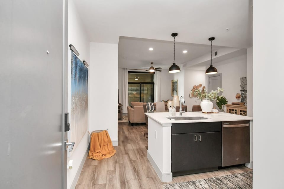Haus of Blues-Walk to NRG Stadium-Med Center-Private Parking Apartment in Houston