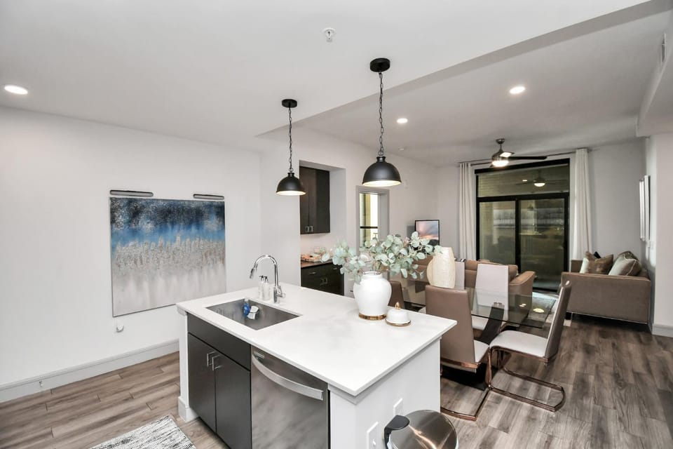 Haus of Blues-Walk to NRG Stadium-Med Center-Private Parking Apartment in Houston