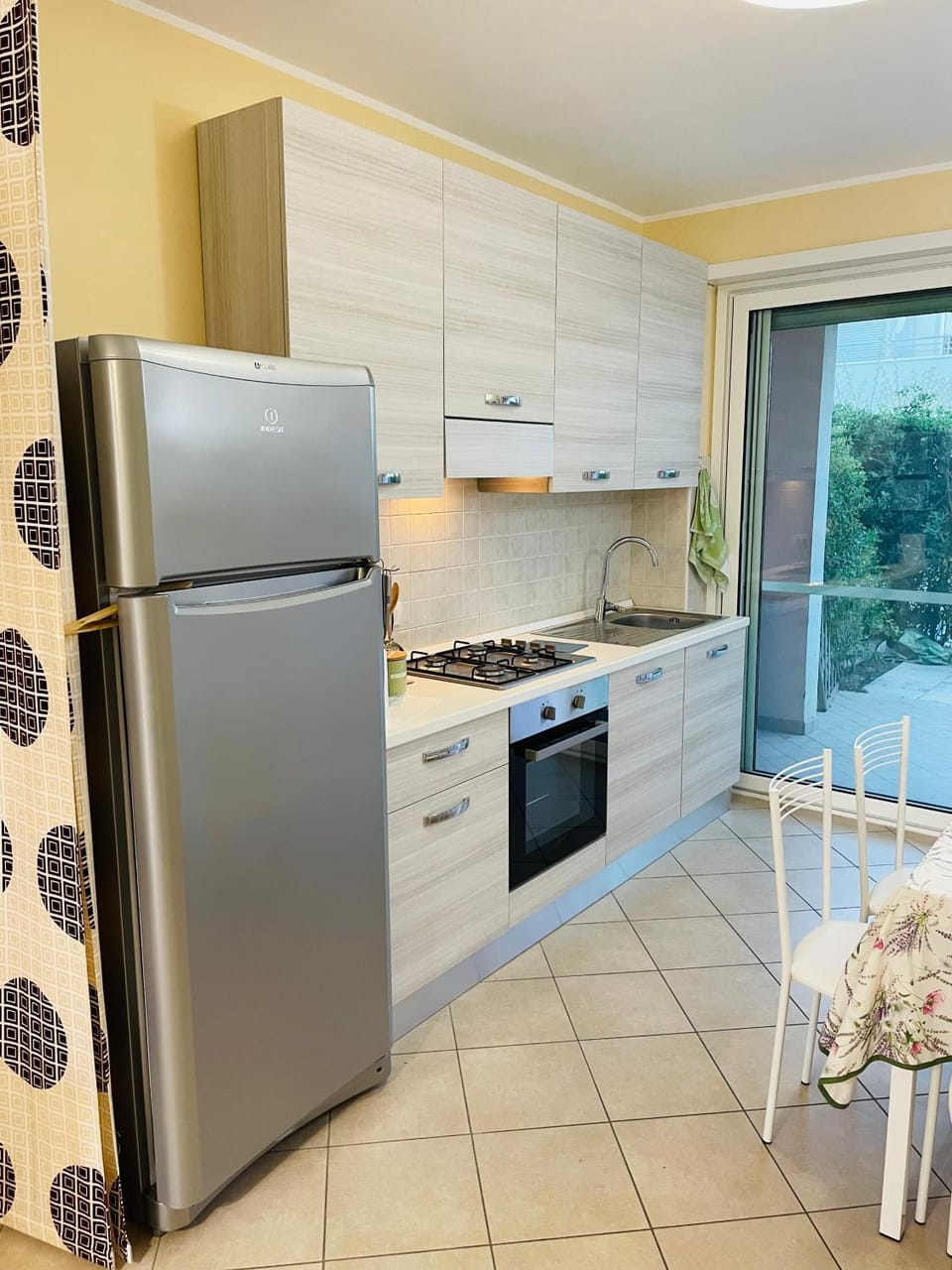 dishwasher, minibar, oven