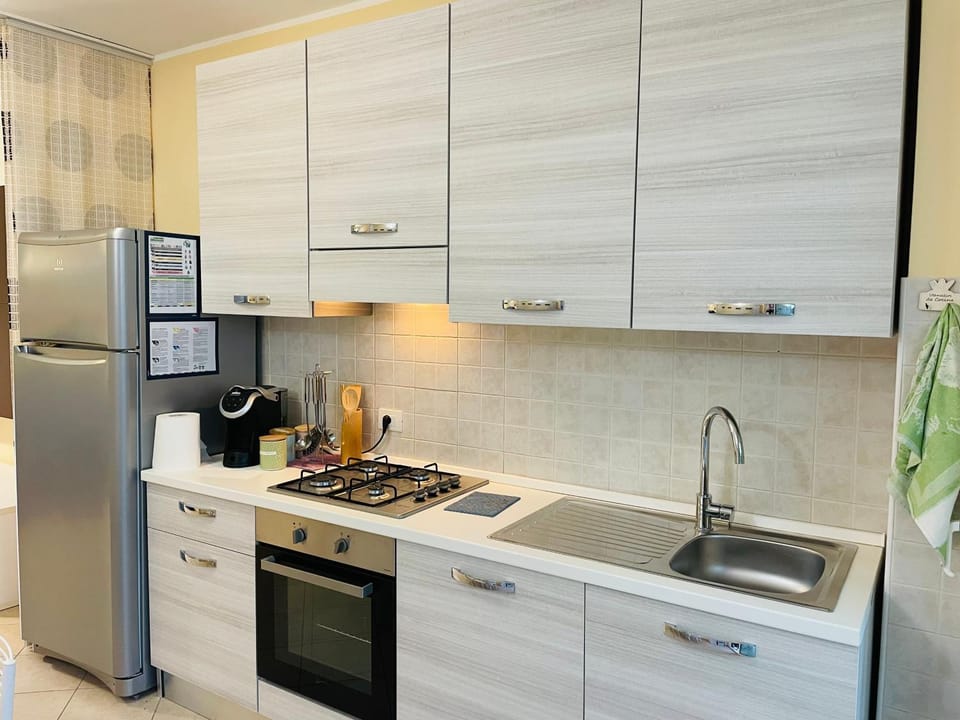 dishwasher, minibar, oven