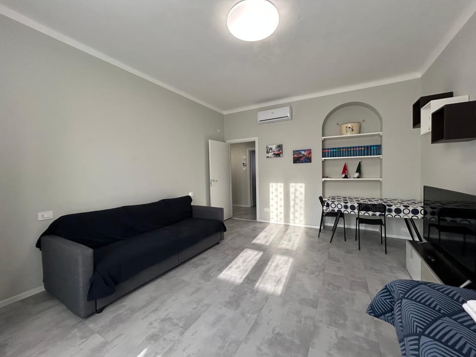 Communal lounge/ TV room, TV and multimedia, Living room, Seating area, Dining area