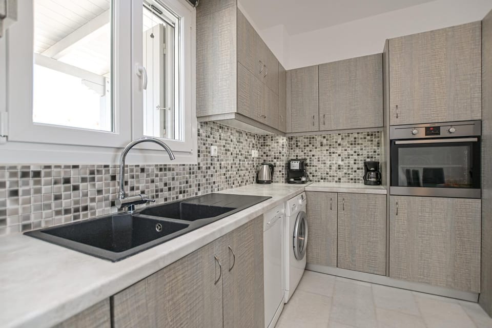 Coffee/tea facilities, Kitchen or kitchenette, dishwasher, oven, washing machine, kitchen