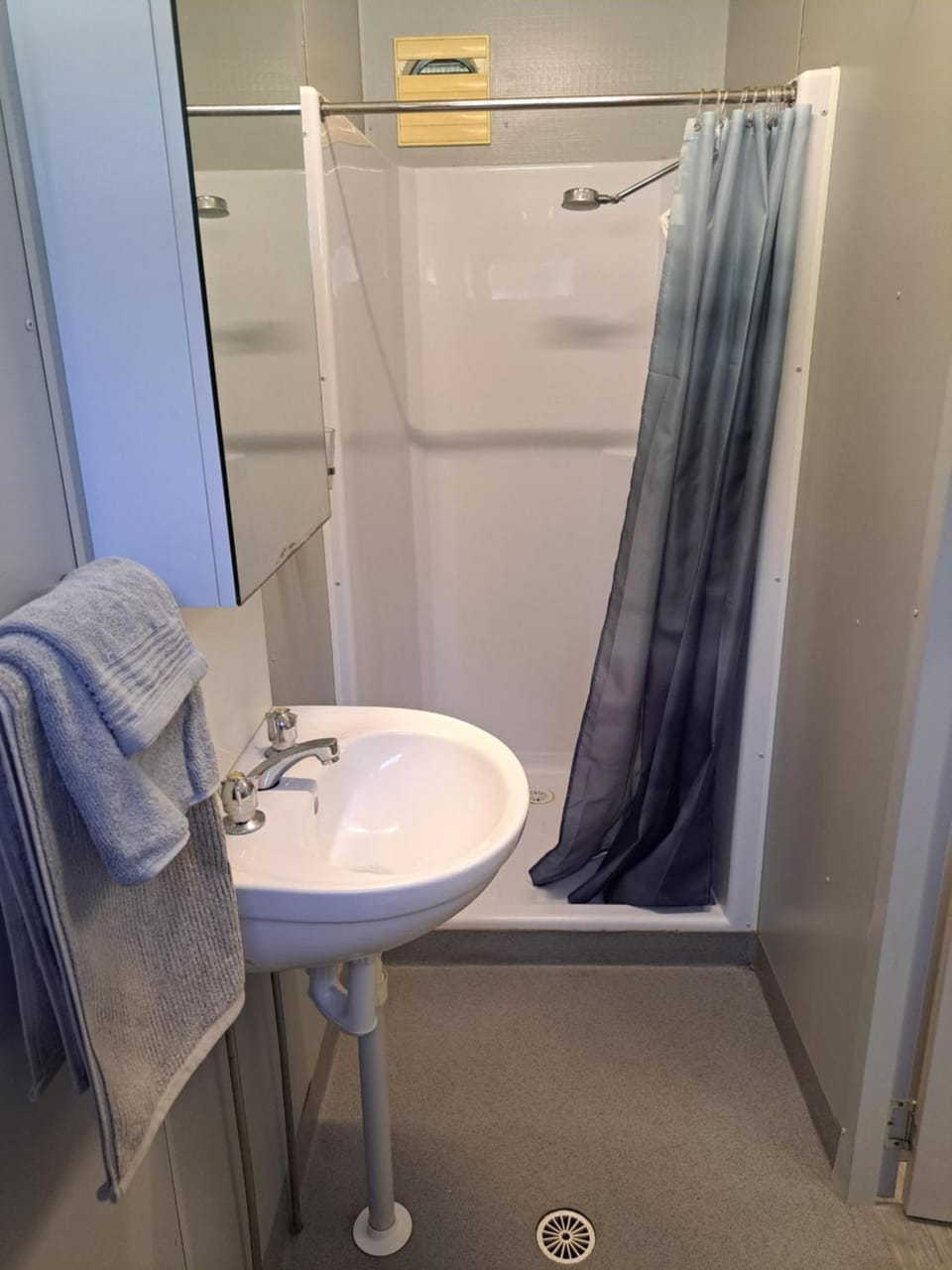 Shower, Bathroom, towels