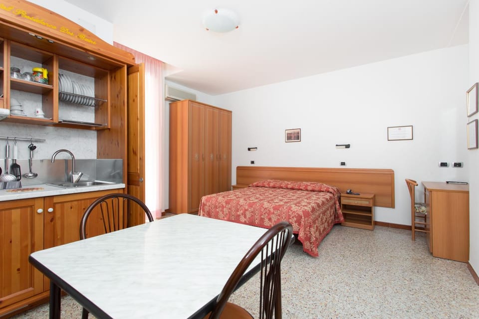 Kitchen or kitchenette, Bedroom