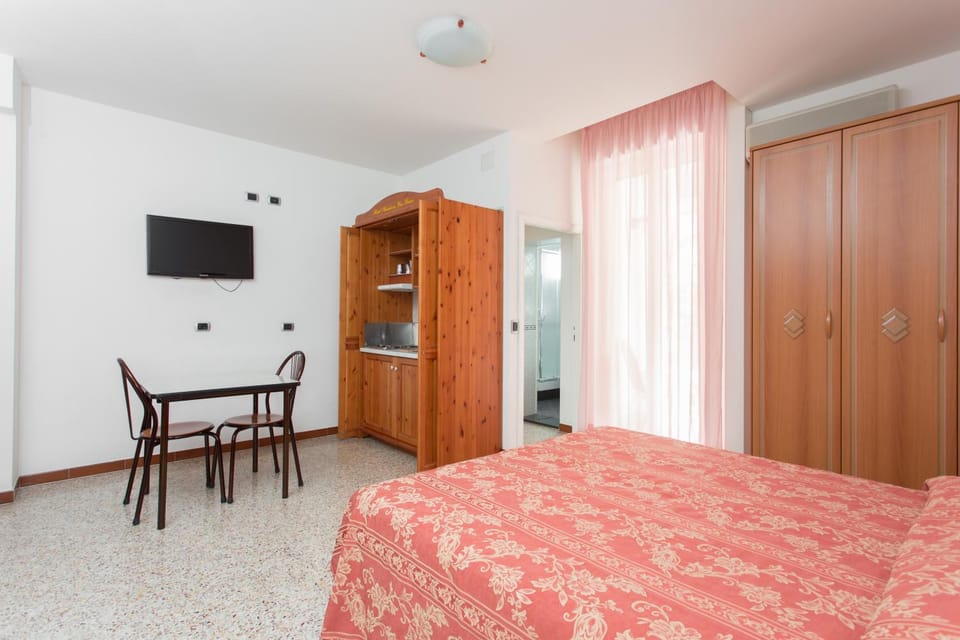 Kitchen or kitchenette, Bedroom