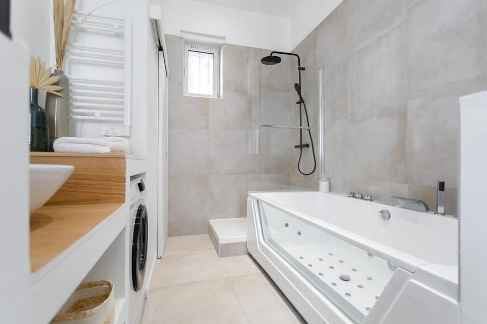 Shower, Hot Tub, Bathroom, Bath