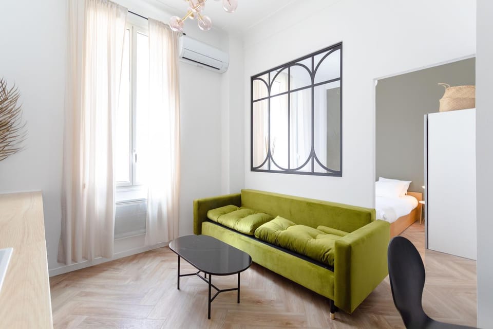 Bed, Living room, Photo of the whole room, Bedroom, air conditioner
