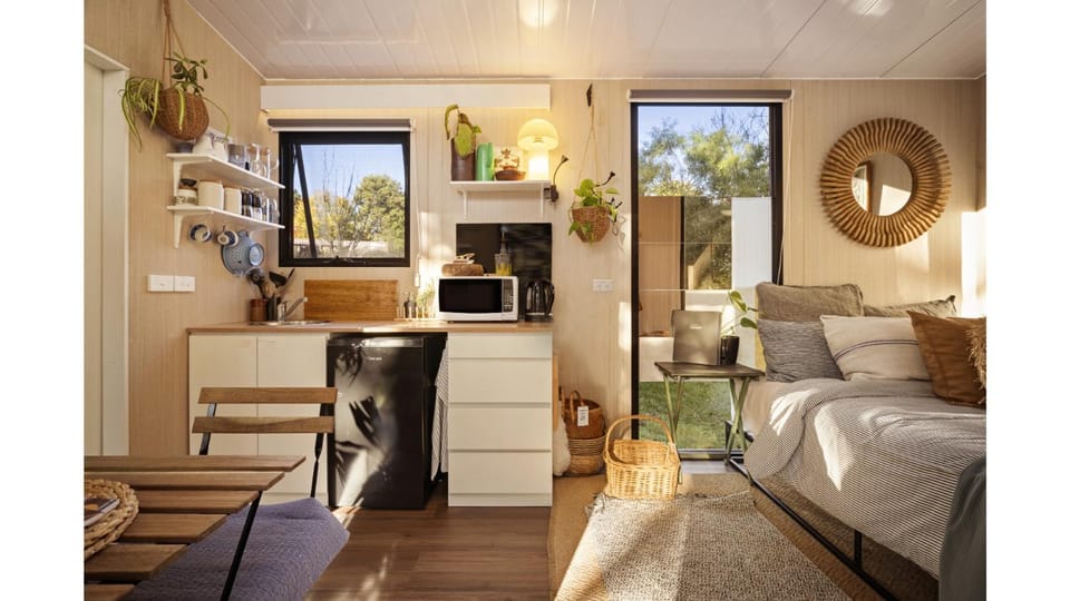 Bed, Kitchen or kitchenette, Dining area