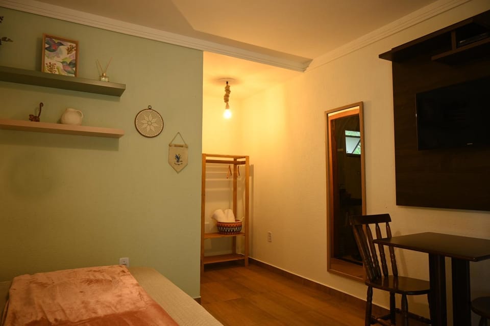 TV and multimedia, Photo of the whole room, Decorative detail, Seating area, Bedroom