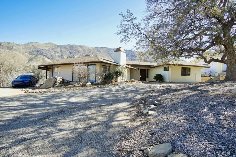 Property building, Neighbourhood, Natural landscape, Mountain view, Parking