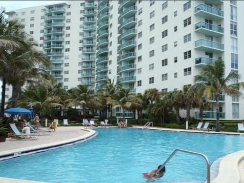 Komffy Apt w/2 Queen Beds & Canal View at Tides House in Hollywood Beach