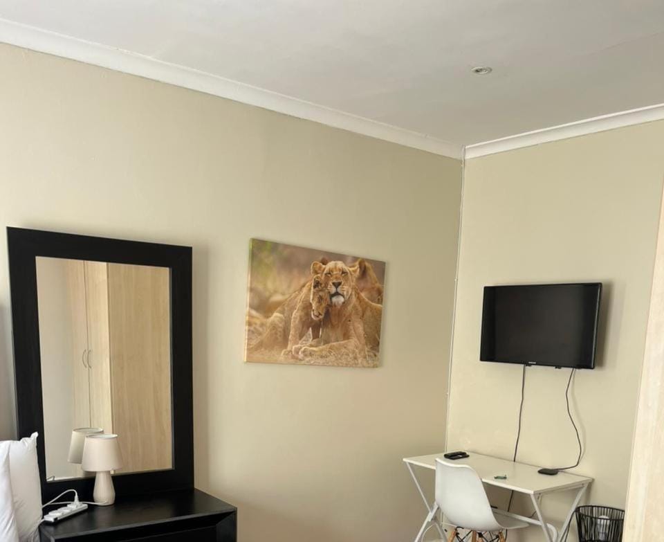 Evening entertainment, hair dresser