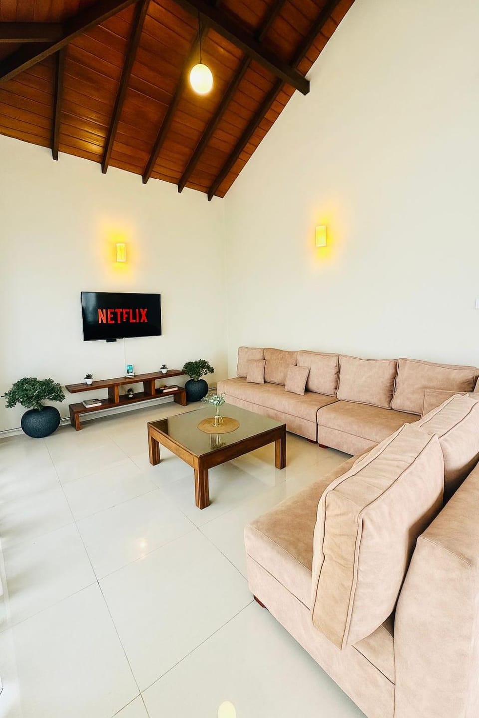 Communal lounge/ TV room, TV and multimedia, Living room, Seating area, Evening entertainment