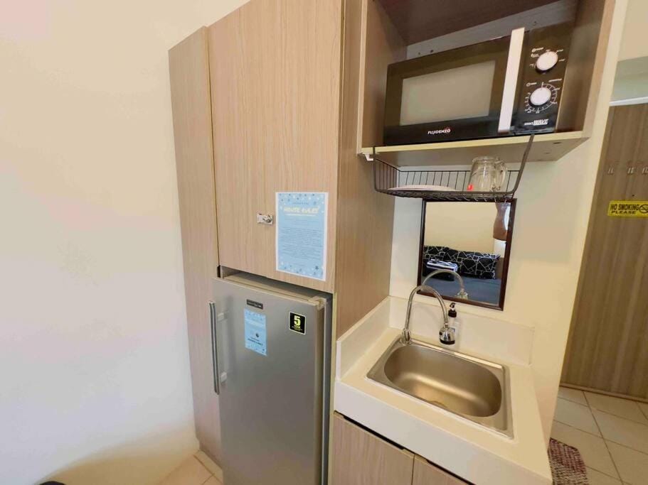 Kitchen or kitchenette, minibar