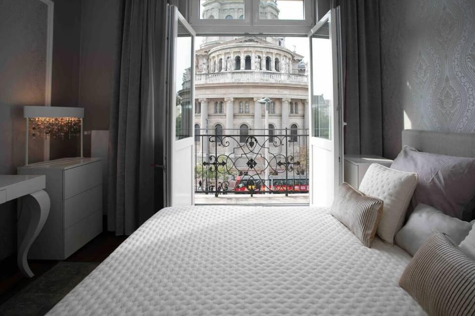 Luxurious Retreat in City's Heart Basilica View Apartment in Budapest