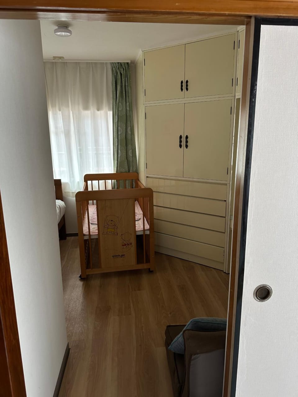 Bedroom, young children, cot, storage