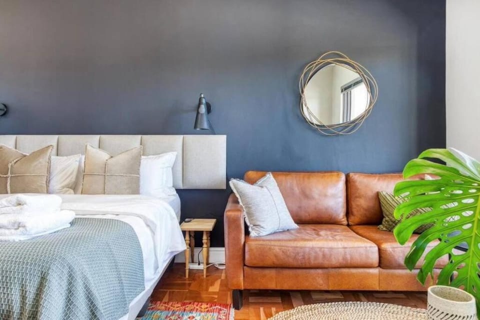 Footsteps to Promenade +Inverter + pets Apartment in Cape Town