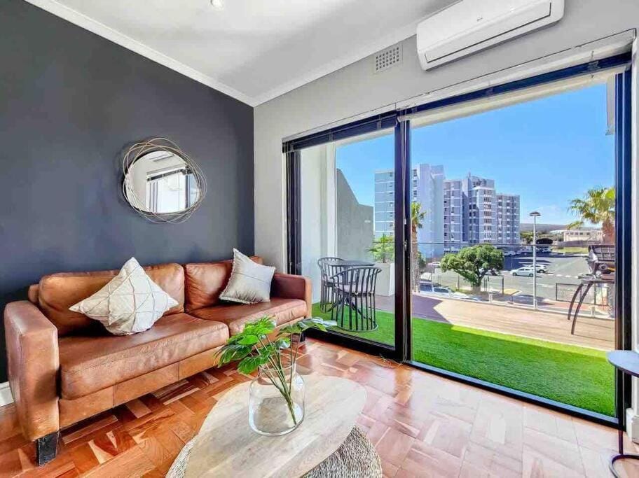 Footsteps to Promenade +Inverter + pets Apartment in Cape Town