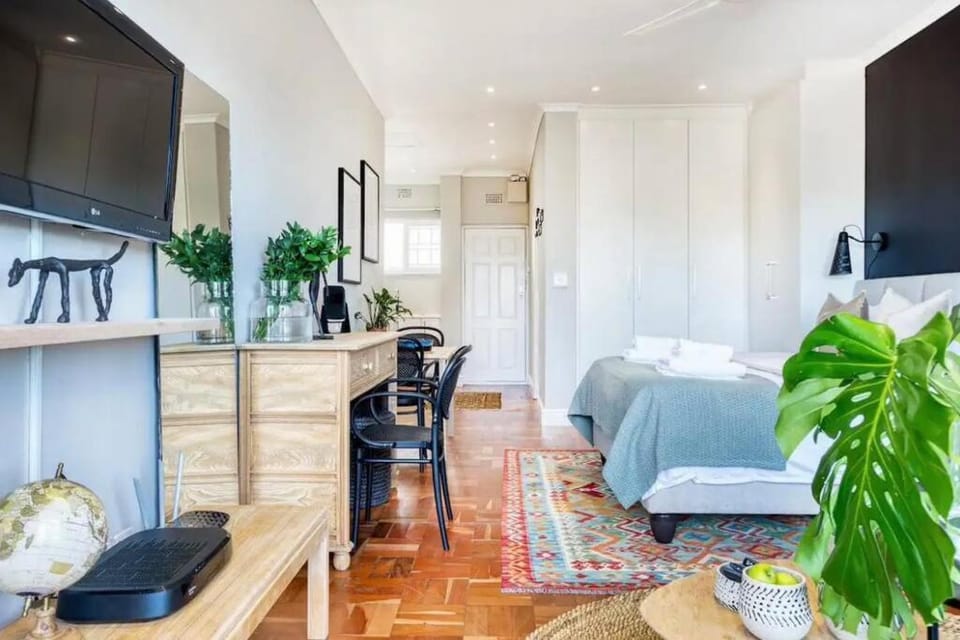 Footsteps to Promenade +Inverter + pets Apartment in Cape Town