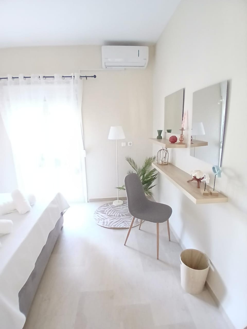 Bed, Photo of the whole room, Seating area, Bedroom, air conditioner