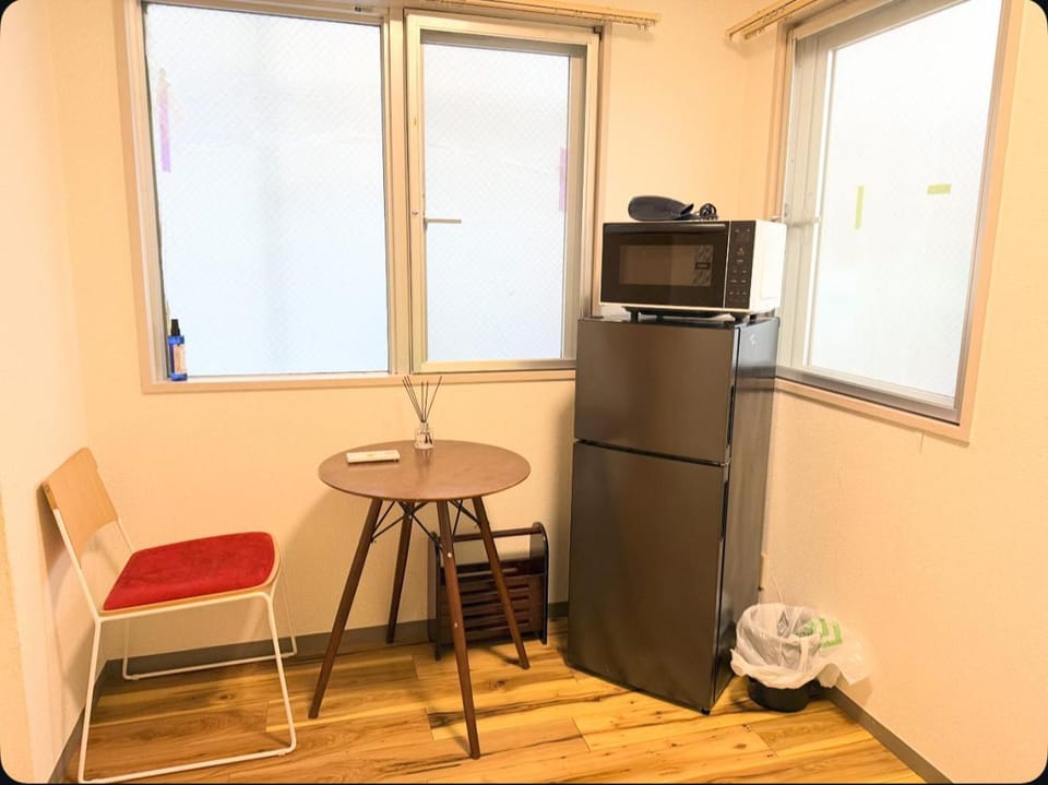 Kitchen or kitchenette, Dining area, minibar, oven