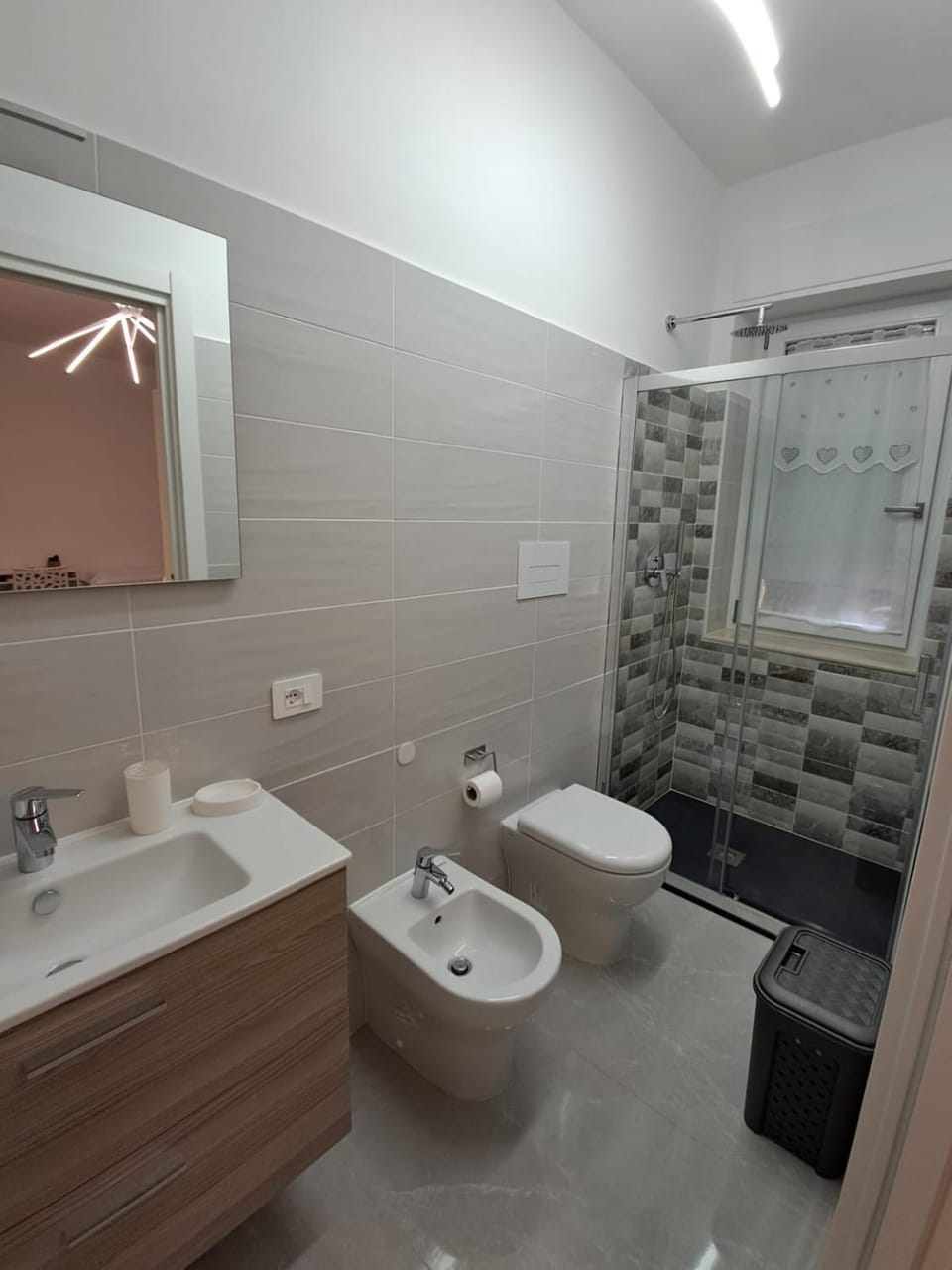 Shower, Toilet, Bathroom, Bath, bidet, towels