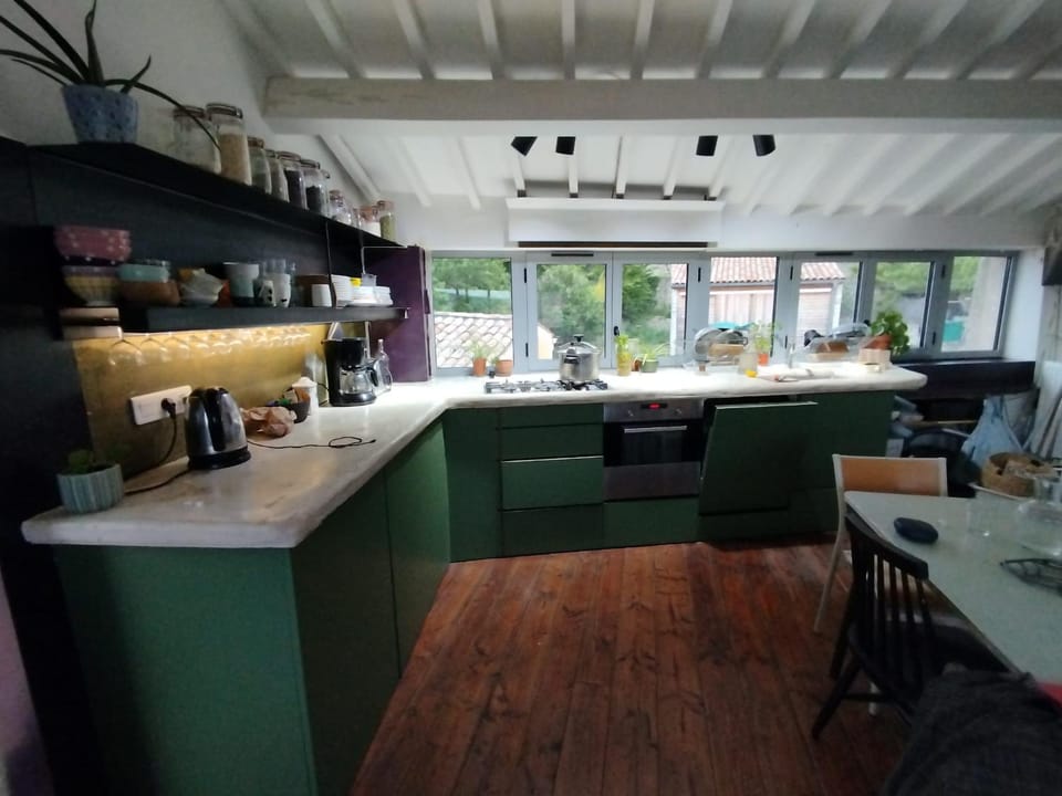 Kitchen or kitchenette, Dining area