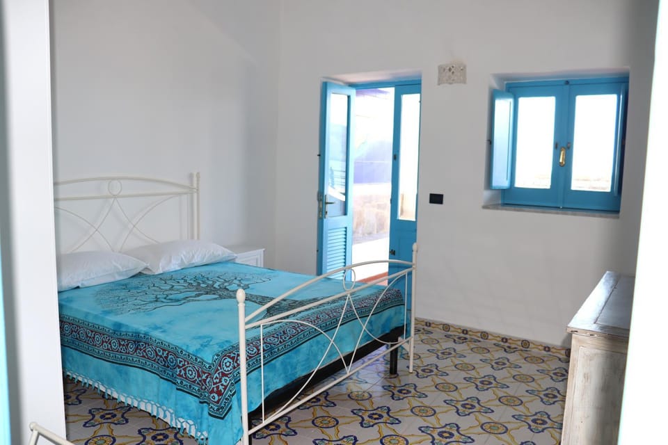 Casa Segreto, sul porto di Santa Marina Salina House in Sicily