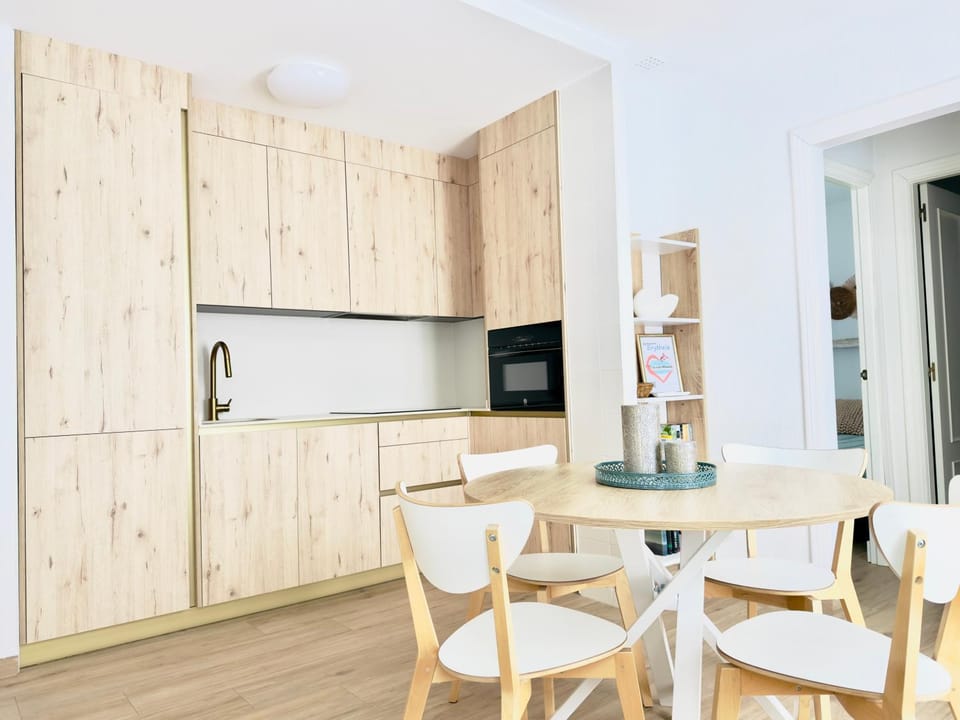 Kitchen or kitchenette, Dining area