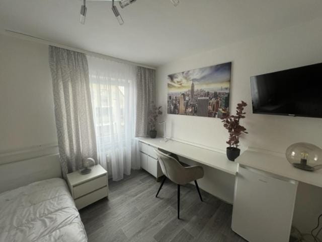 Photo of the whole room, Bedroom