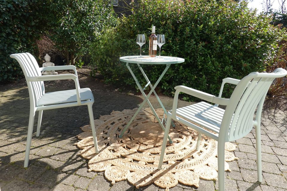 Coffee/tea facilities, Kitchen or kitchenette, stove