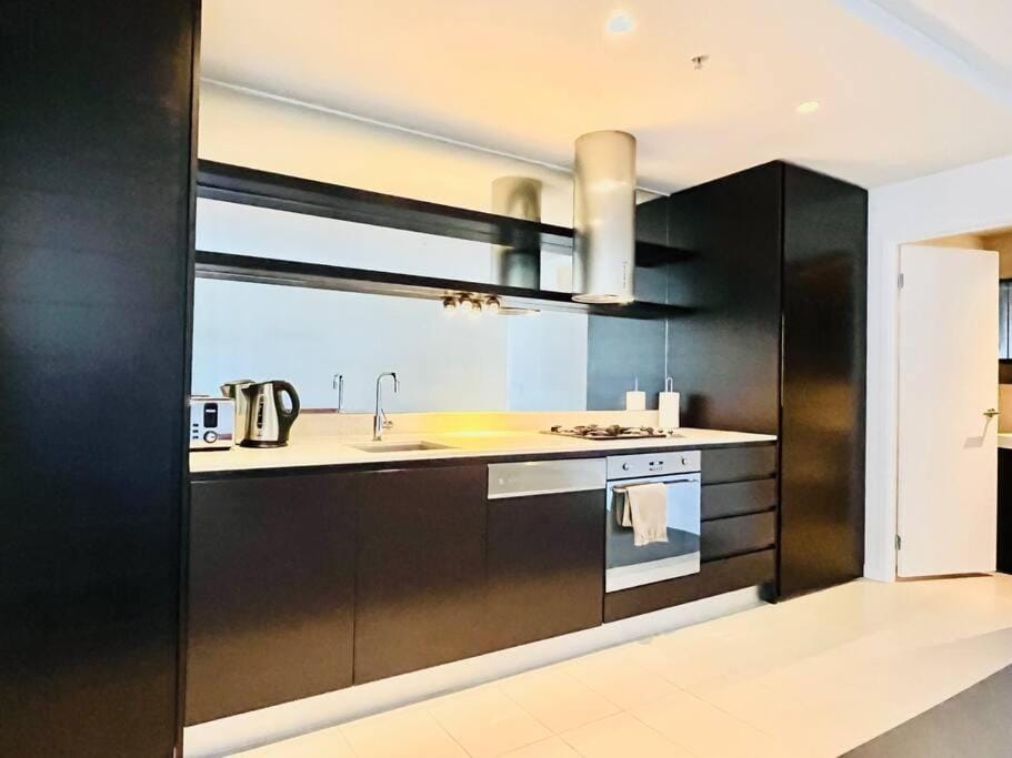 Coffee/tea facilities, Kitchen or kitchenette, oven, stove