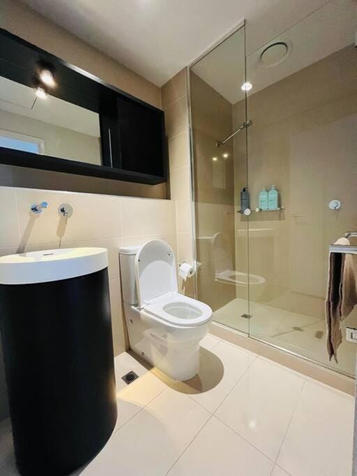 Shower, Toilet, Bathroom, towels