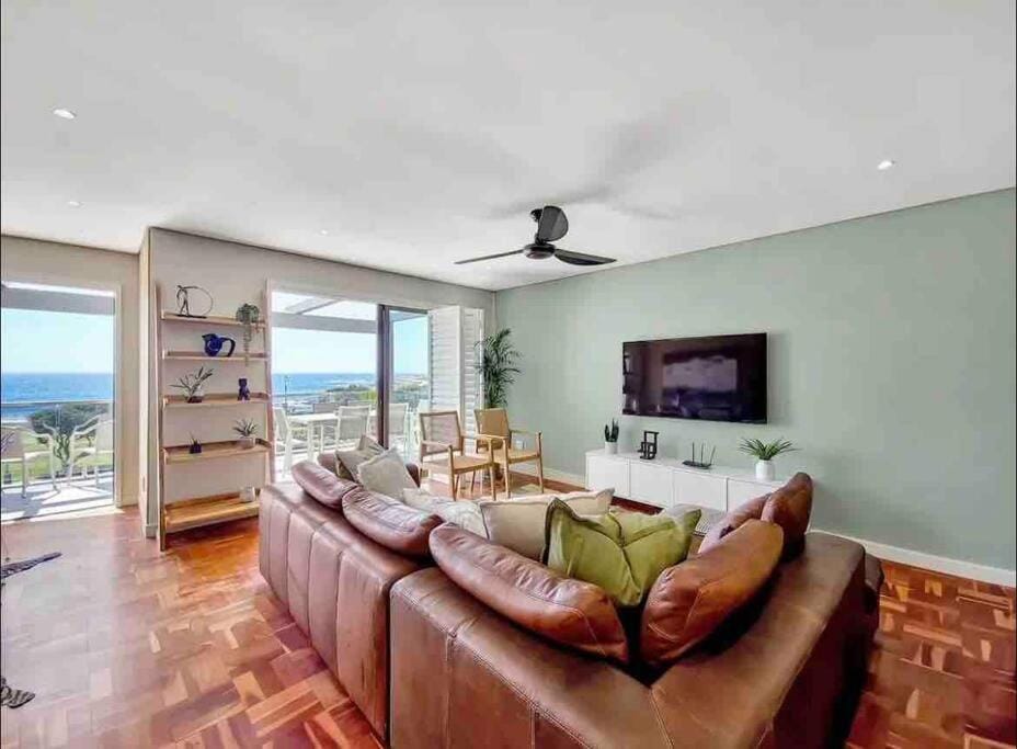 Beach Front Bliss + Inverter+parking Apartment in Cape Town