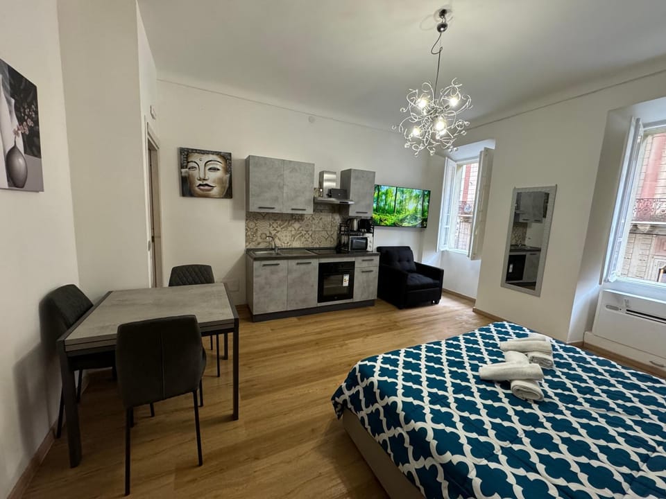 TV and multimedia, Kitchen or kitchenette, Living room, Photo of the whole room, Seating area, Dining area, oven, stove