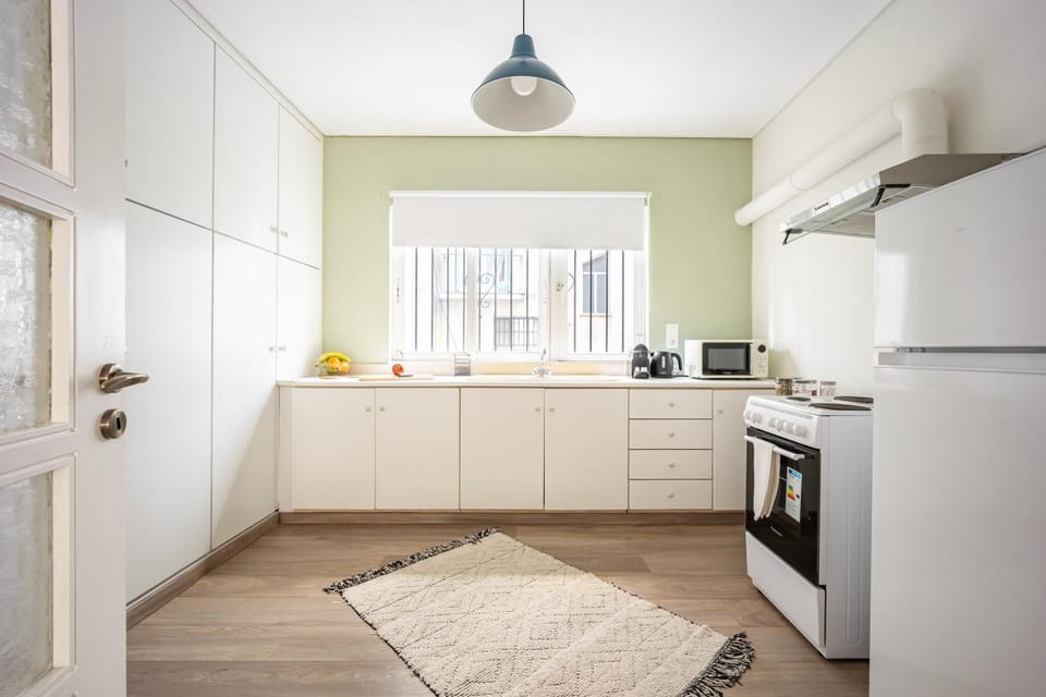 Coffee/tea facilities, Kitchen or kitchenette, stove