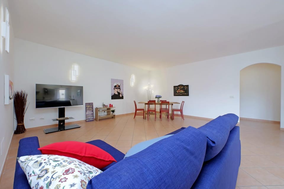 Communal lounge/ TV room, TV and multimedia, Living room, Seating area, Evening entertainment