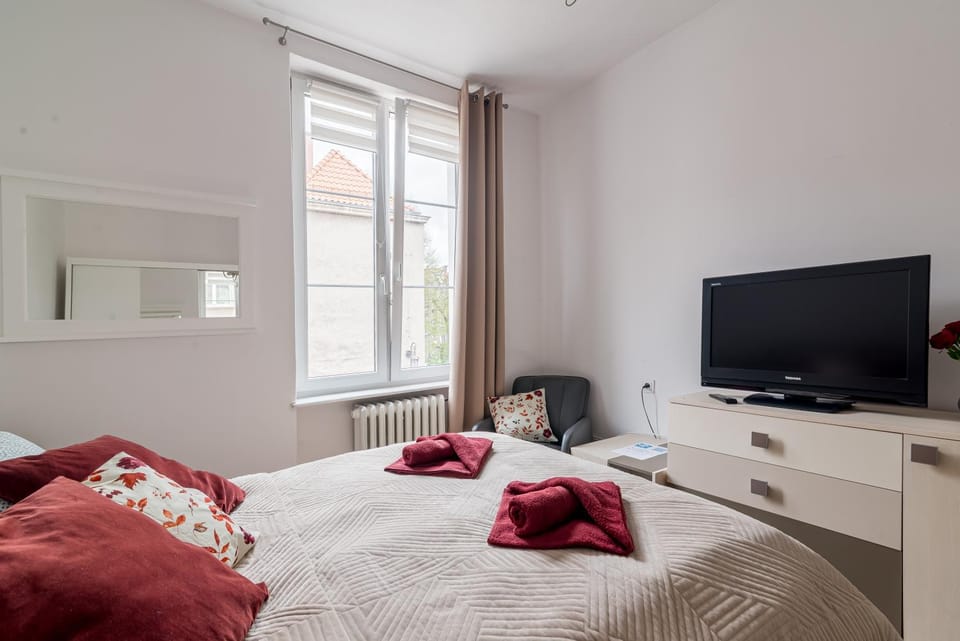 Bed, TV and multimedia, Photo of the whole room, towels
