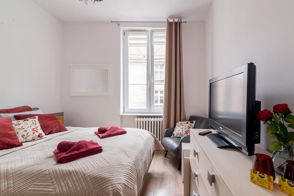 Bed, TV and multimedia, Photo of the whole room, hair dresser, towels