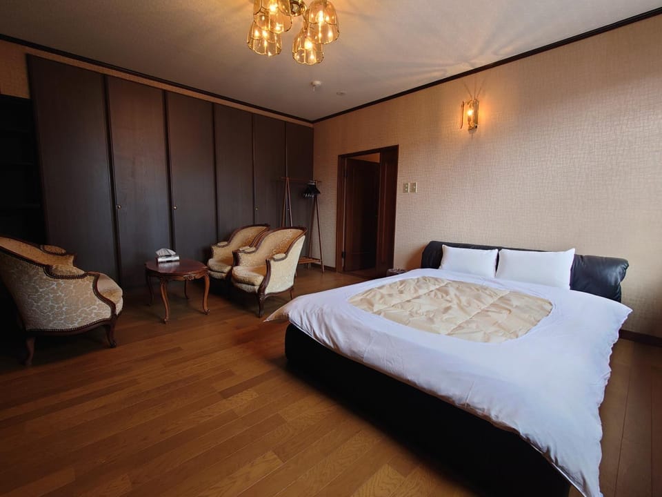 Bed, Living room, Bedroom