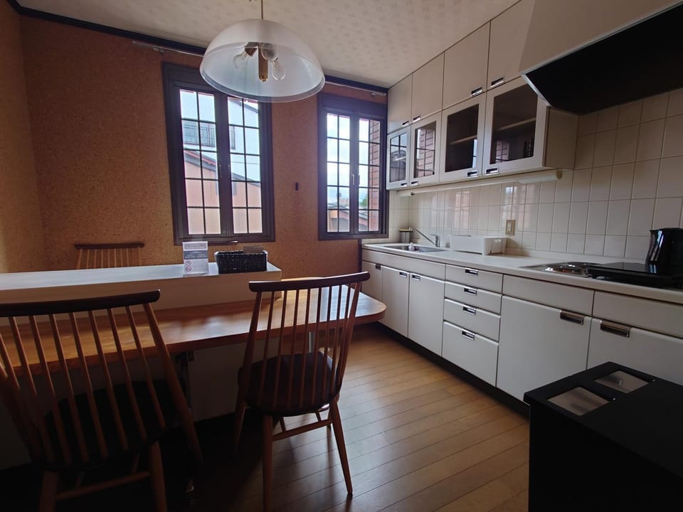 Kitchen or kitchenette, Dining area, stove