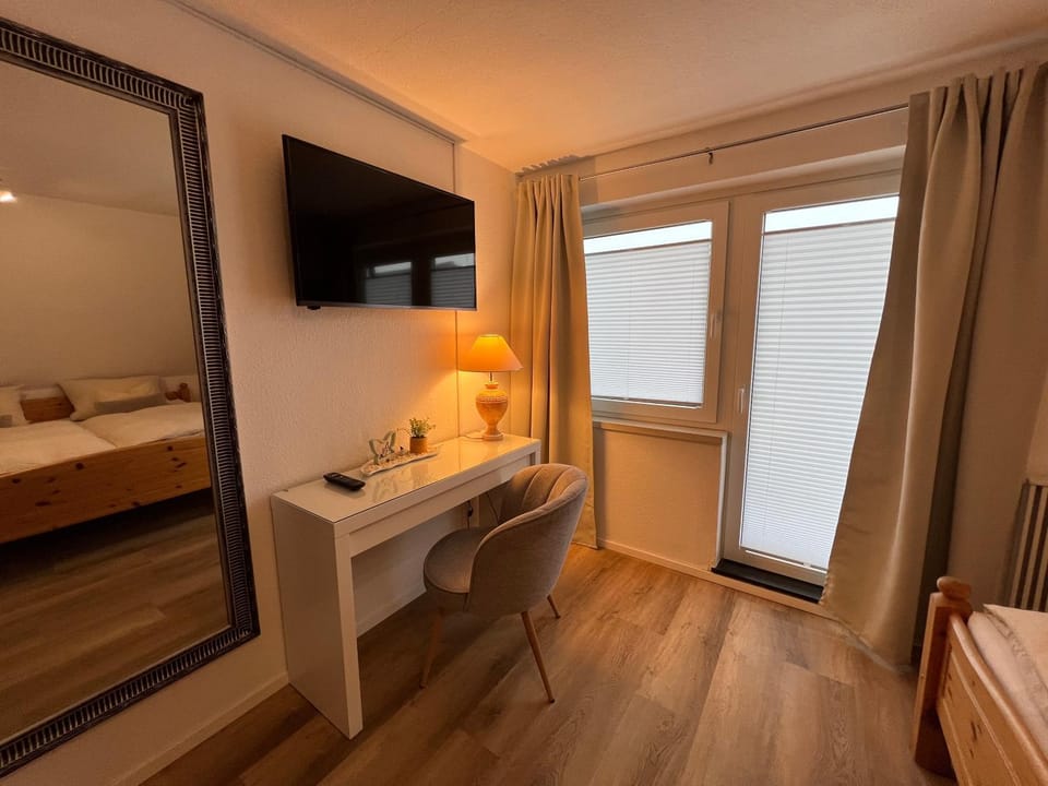 Bed, TV and multimedia, Photo of the whole room, Bedroom