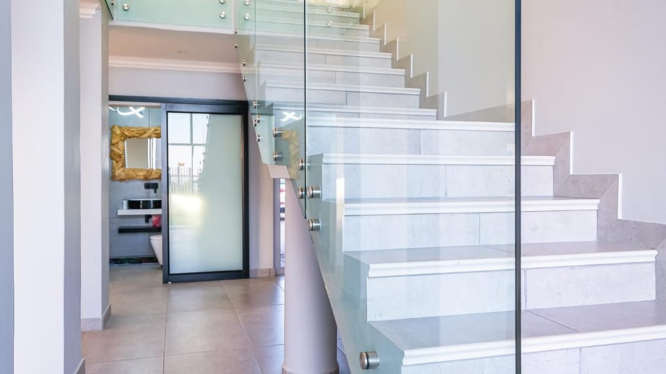 Toilet, Facade/entrance