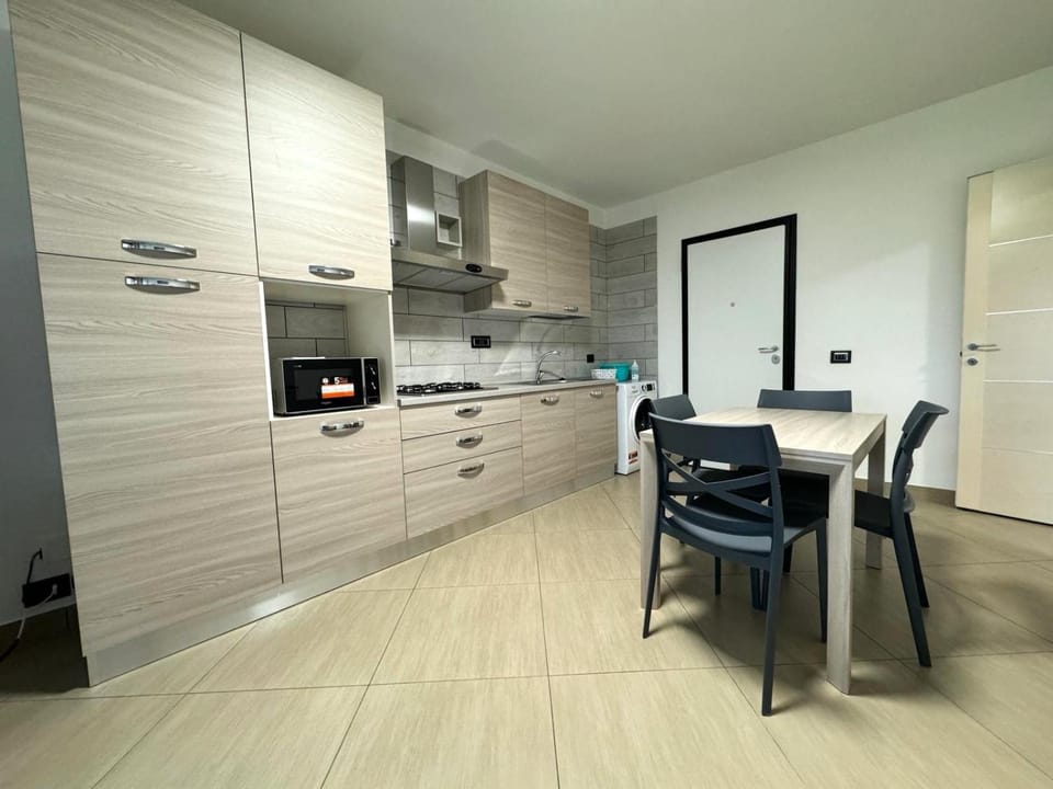 Kitchen or kitchenette, Dining area, minibar, stove