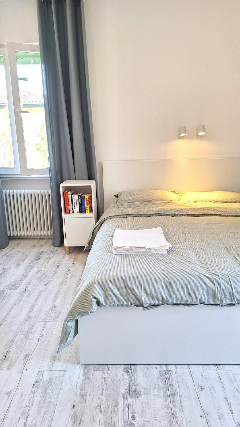 Bed, Library, towels