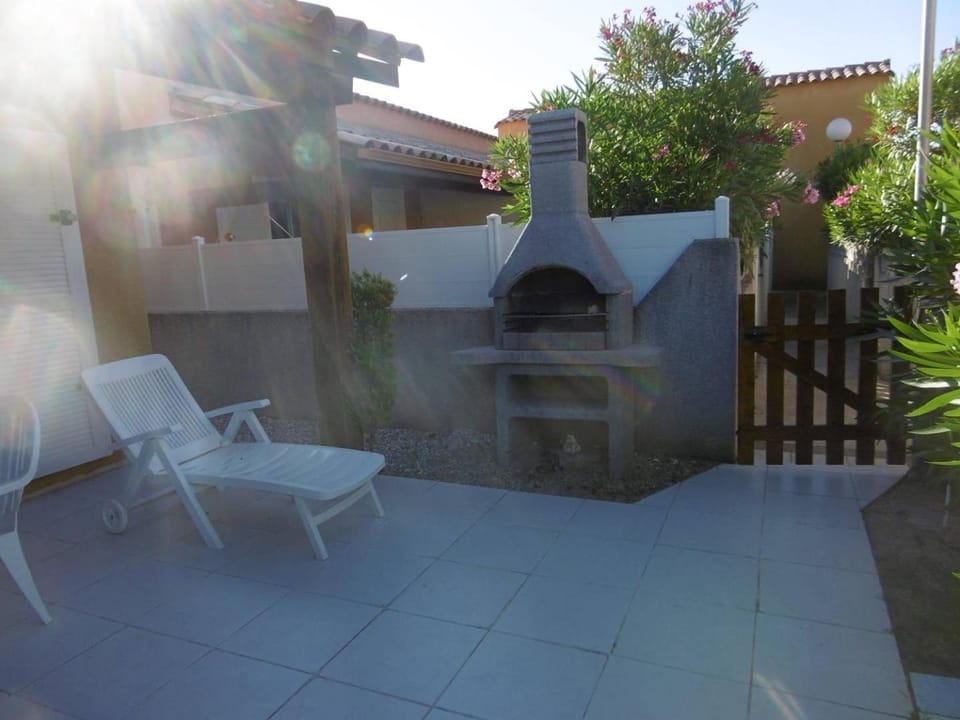 Property building, Patio, Day, Garden, Garden view, sunbed