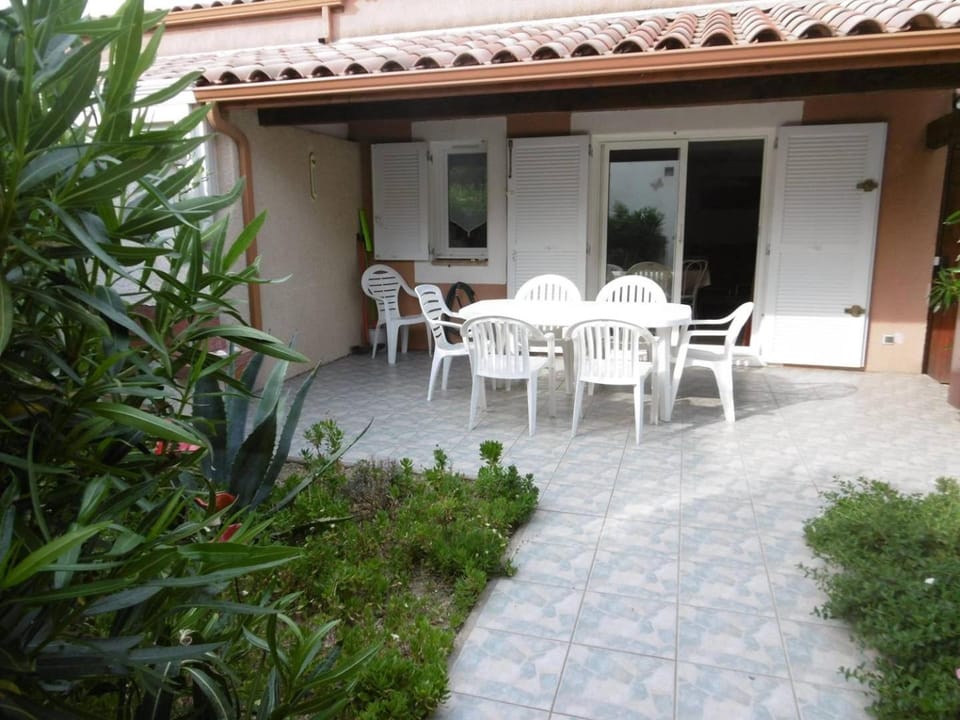 Property building, Patio, Spring, Garden, View (from property/room), Balcony/Terrace, Dining area, Garden view