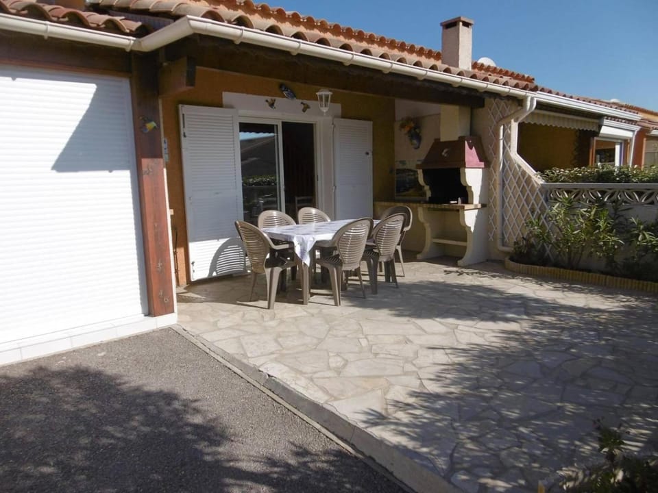 Property building, Patio, Day, Dining area