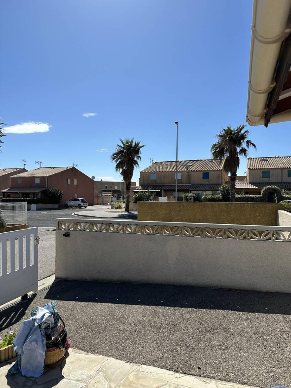 Property building, Day, Neighbourhood, Natural landscape, Parking