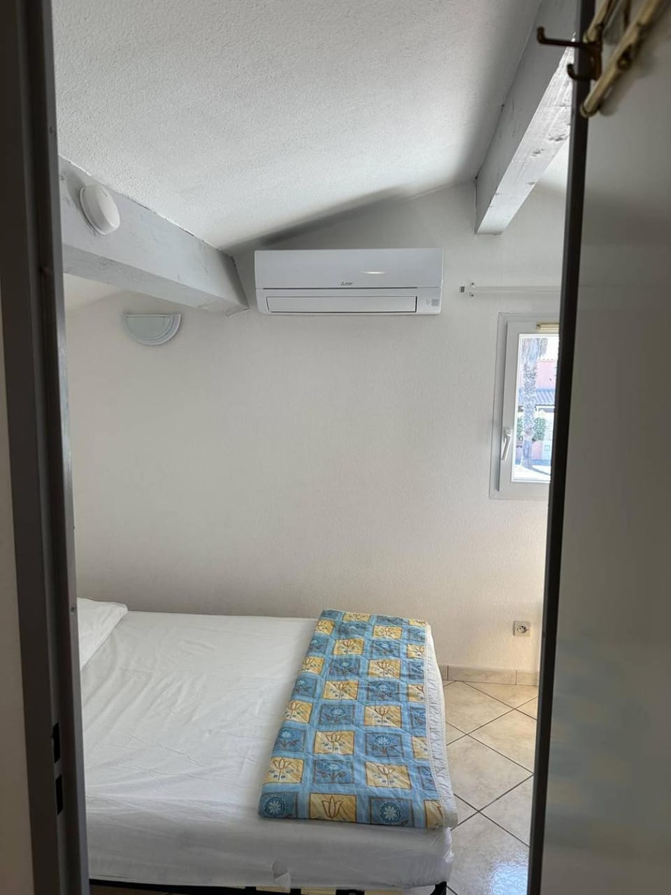 Bed, Bedroom, air conditioner